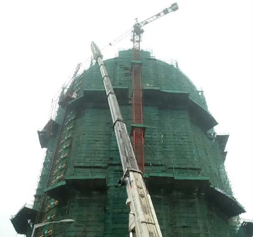铜山吊车在工地上作业
